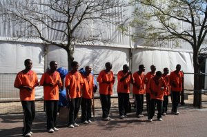 Music always helps to bear certain situations. Musik hilft immer gewisse Situationen besser zu ertragen. La musica aiuta sempre per sopportare meglio certe situazioni.