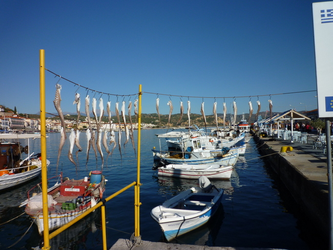 Fische und Fischerboote auf dem Peleppones