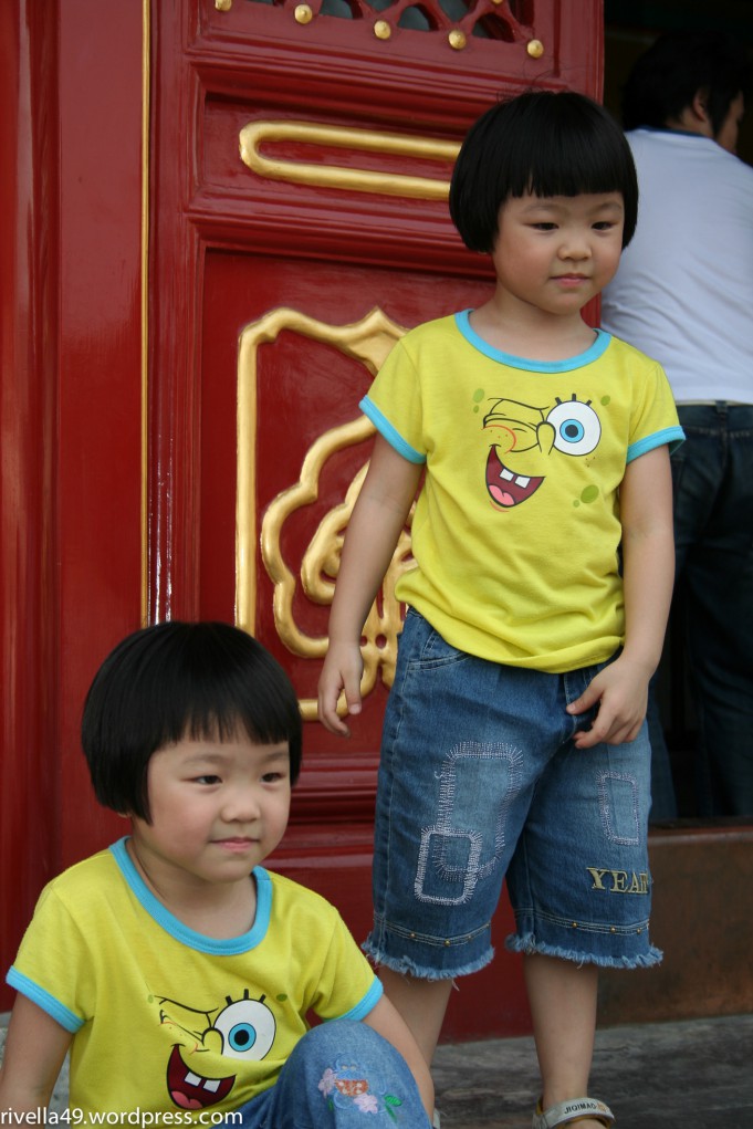 Questi bambini portano vestiti/These children are wearing clothes/Diese Kinder tragen Kleider.