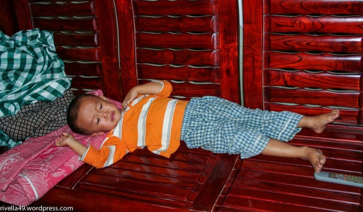 bekleidetes Kind mit Fernsteuerungsgerät!