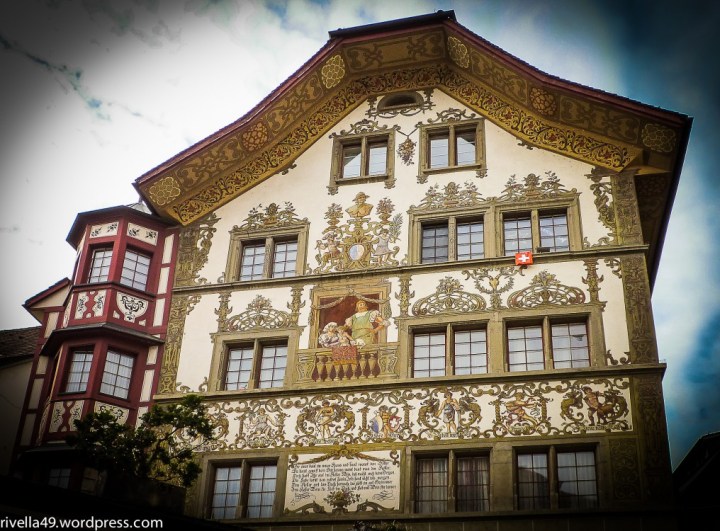 Ein weiteres wunderschönes Haus in Luzern. Un'altra bellissima casa nella città vecchia. This is another of the many gorgeous houses in the old town of Lucerne.