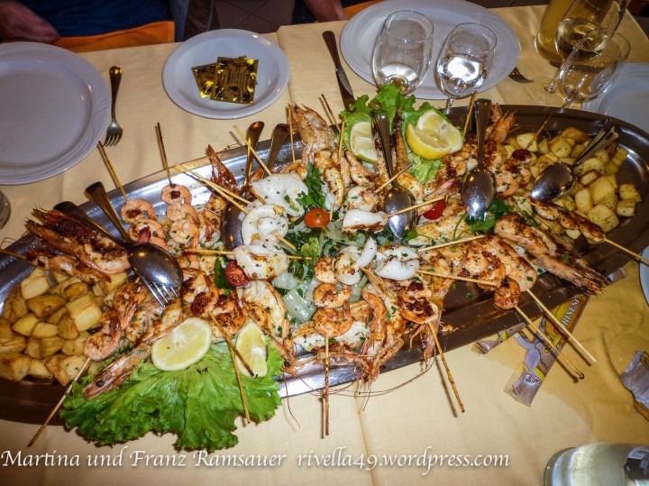 Un piatto di pesce e frutti di mare lusuoso.