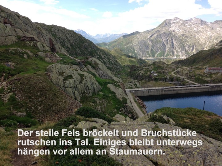 The steep rock crumbles and parts flow to the valley and other parts are stuck behind dams./La roccia ripida si disfa e scivola verso la valle e una parte rimane staccata dietro la diga.