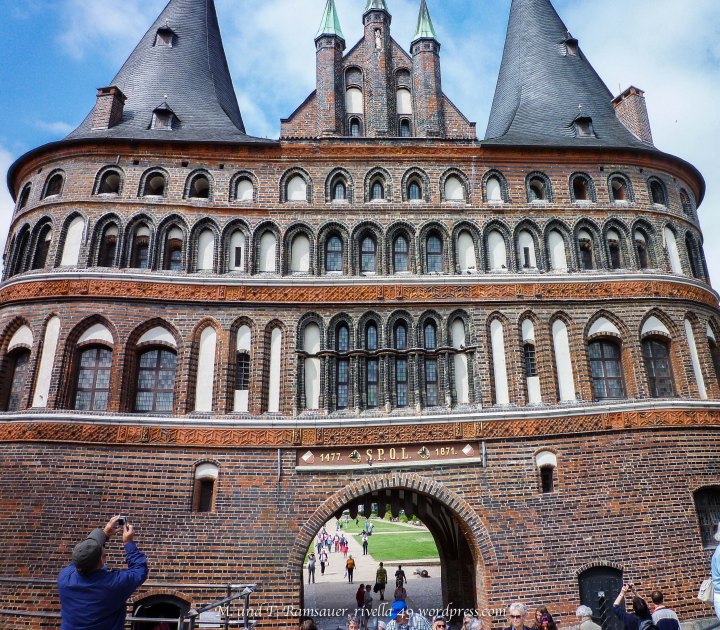 Das Holstentor von hinten/The Holstentor from the other side/Il Holstentor dal dietro.