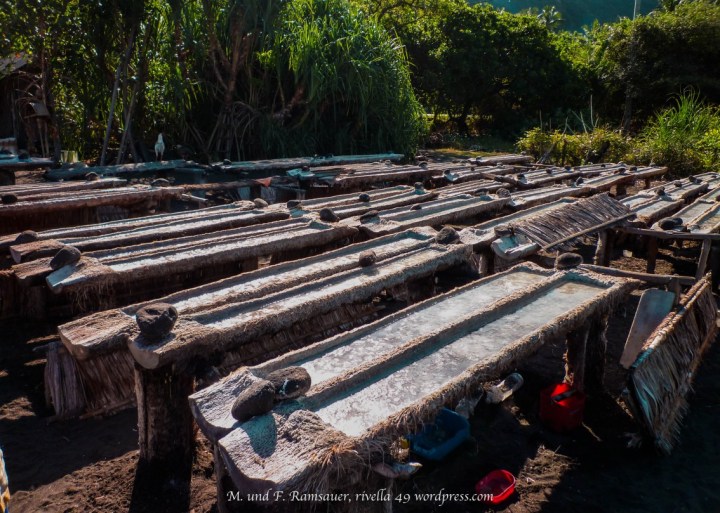 Eine alte balinesische Methode der Salzgewinnung. Man spült das Salz solange bis eine konzentrierte Salzlösung entsteht./t is an old method on Bali to to wash salt as long until you get a concentrated brine./Un metodo vecchio di Bali è di lavare tanto lungo il sale quanto a ottenere una salmoia. 