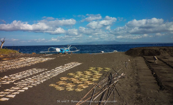 Das kostbare Salz wird auf den schwarzen Sand geschleppt/The precious salt is carried onto the black sand./Il prezioso sale viene portato sulla sabbia nera.