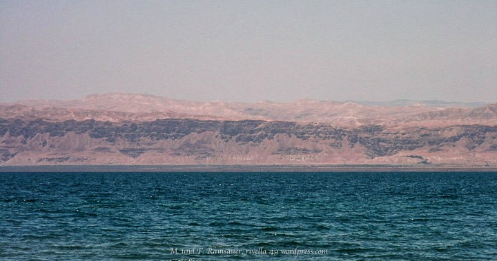 TOTES MEER MIT ISRAEL IM HINTERGRUND/DEAD SEA AND ISRAEL IN THE BACK/IL MAR MORTO CON ISREALE NEL RETRO