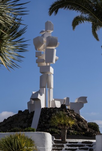Fruchtbarkeit für den lanzarotinischen Bauern. Dieses Monument ist den vergessenen Mühen des unbekannten Bauern von Lanzarote gewidmet, die in erfindungsreicher Schwerarbeit eine einzigartige Landschaft gestaltet haben. Von César Manrique entworfen und von Jesus Soto 1968 verwirklicht.