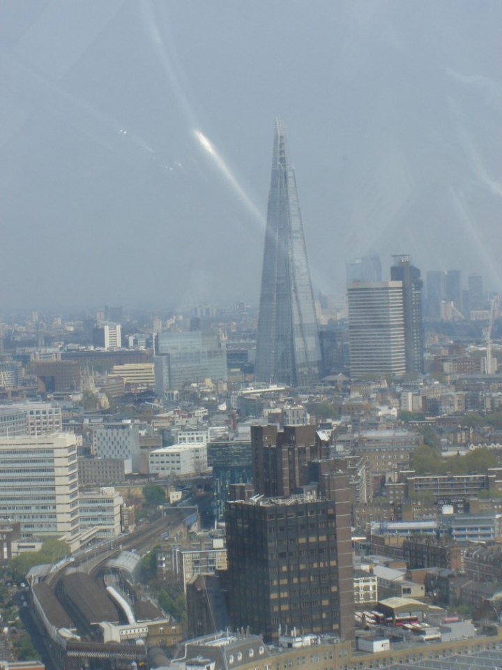 Even if we can build skyscrapers with less people and less money the cake doesn't become bigger! Selbst wenn wir Wolkenkratzer mit wenger Menschen und weniger Geld bauen können, wird die Torte nicht grösser. Anche se potremo costruire con meno operai e meno soldi, non diventerà più grande la torta!