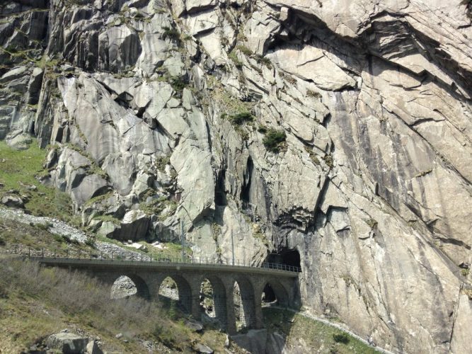 Ausschnitt der aktuellen Gotthardzugstrecke. Impressione del tragitto attraverso del Gottardo.Impression of the actuel railway track across the Gotthard Pass.