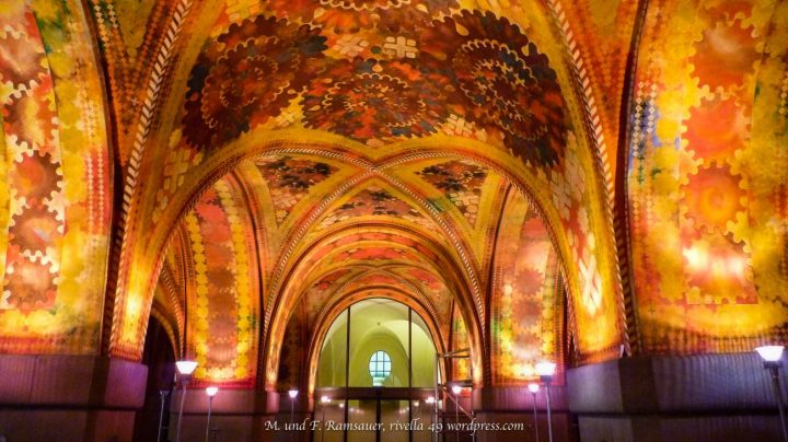 Deckengewölbe in der Eingangshalle der Stadtpolizeit